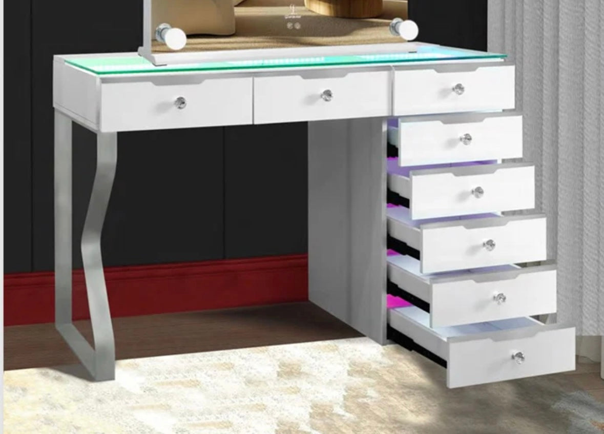 Glam Queen 8 Drawer Vanity Dresser