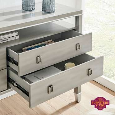 Carter drawers are on metal runners